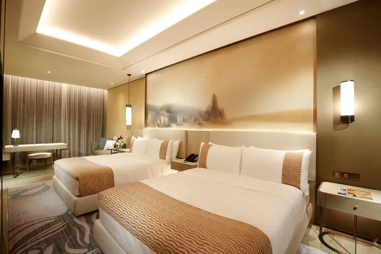 台北美福大飯店於夏季旅展推出一泊一食菁英客房住宿券，四人同行每人僅2499元起，暑期來趟台北小旅行共享親子時光。台北美福大飯店提供