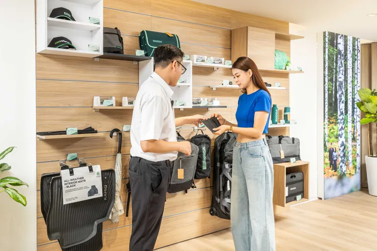 休息區內更設有原廠精品展示區，陳列多款Škoda精品配件與生活商品。業者提供