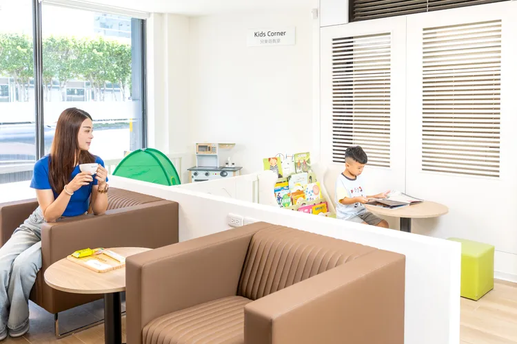服務中心亦設有兒童遊戲區，細緻照顧孩童及家庭顧客之需求，展現品牌對人本精神的重視。業者提供