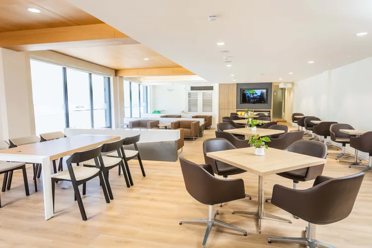 新莊服務中心特別規劃高標準的顧客休息區，設置36席舒適座位，並以「五感體驗」為核心概念，營造溫潤宜人的候車環境。業者提供