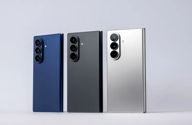 共有藍、黑、銀三色選擇。三星提供