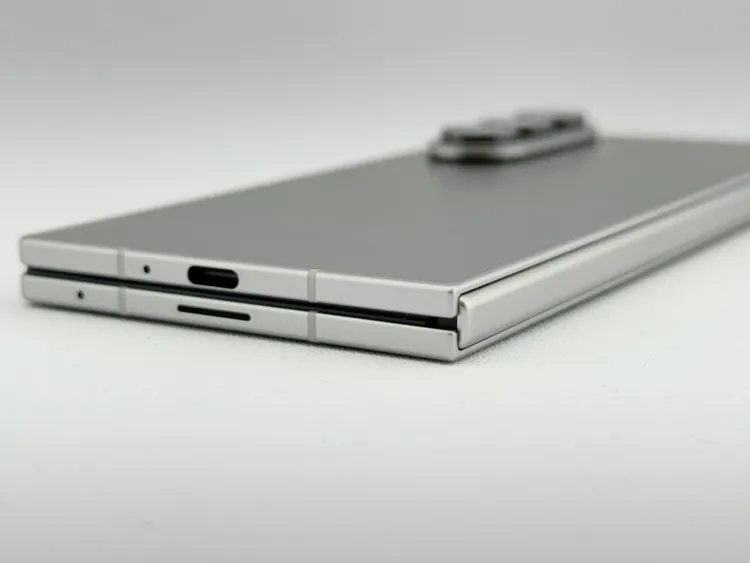 Galaxy Z Fold7摺疊後僅8.9mm，較前代12.1mm薄的更有感。趙筱文攝