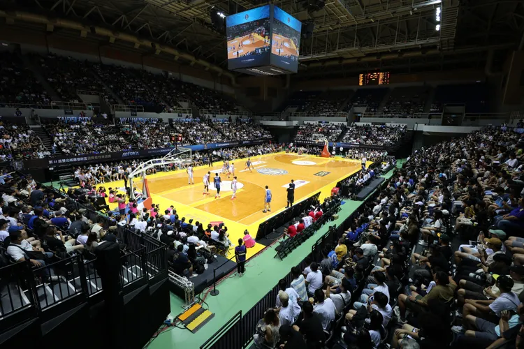 禁區中的大範圍圓形地貼，開賽後不斷害球員滑倒。籃協提供