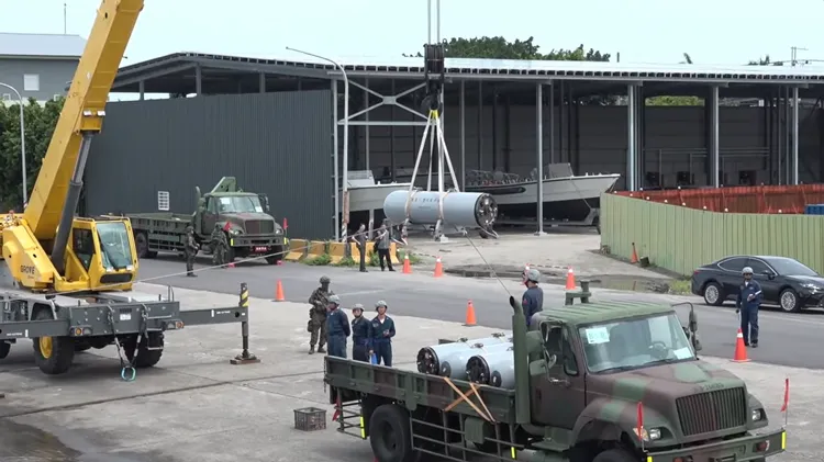 水雷吊掛作業。國防部提供