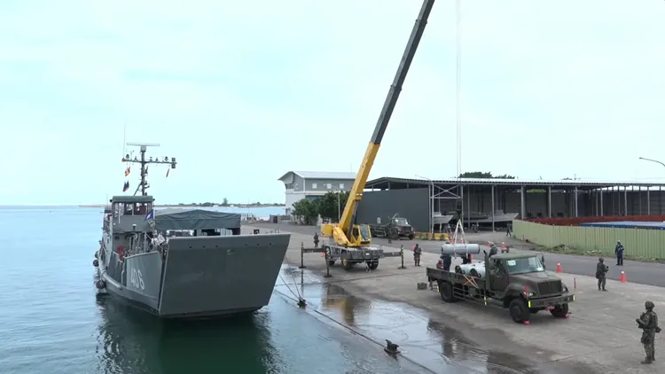 水雷吊掛作業。國防部提供