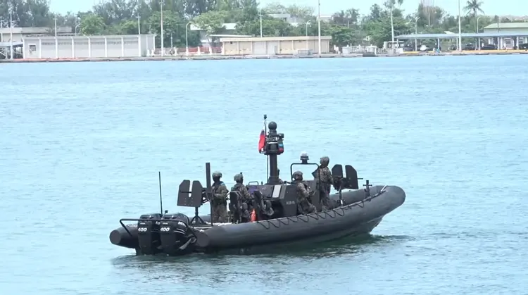 海軍陸戰隊兩棲偵搜大隊駕駛M109突擊艇。國防部提供