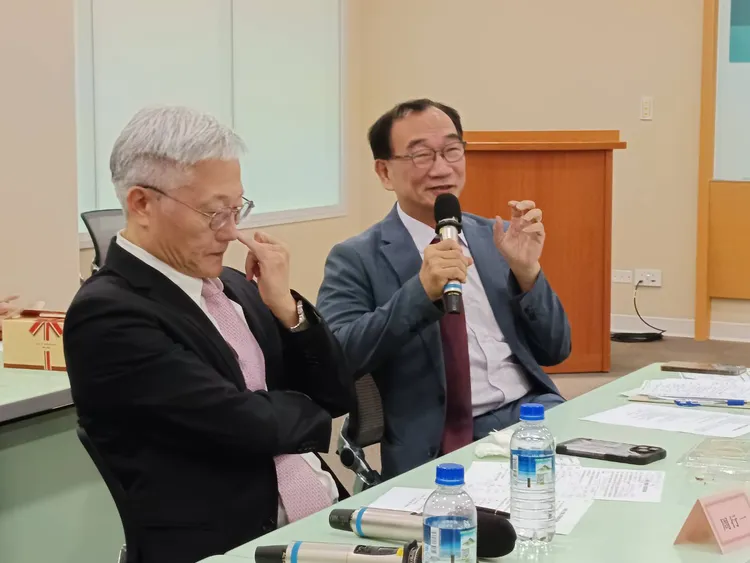 台灣上市櫃公司協會今舉辧「設立主權基金的目的與運作」座談會，邀集專家學者共同討論。許麗珍攝