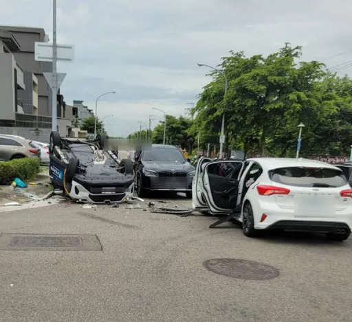 行經路口未減速!台中轎車撞翻小黃釀3傷 BMW遭波及