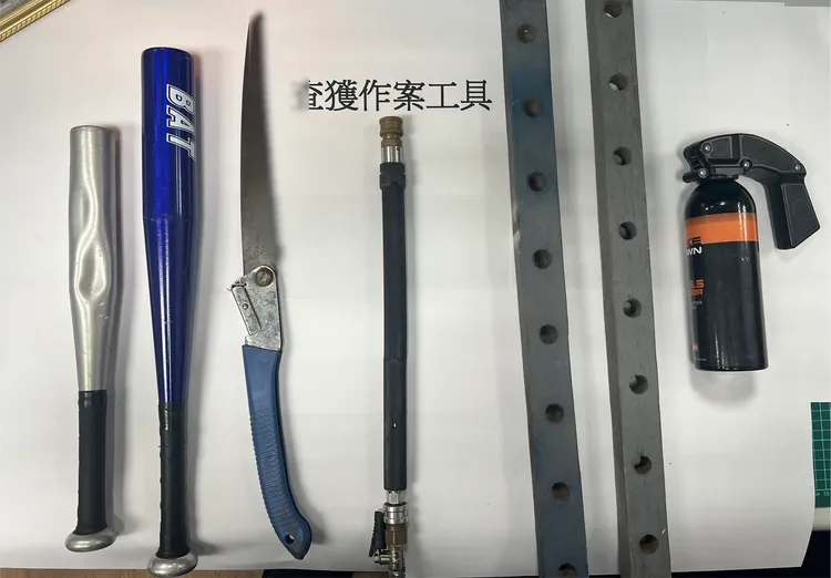 6嫌所使用凶器，包括有球棒、鐵鋸與辣椒水。翻攝畫面