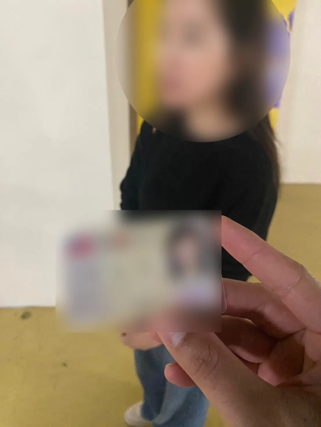 李男以女友谢女做为公司负责人。警方提供