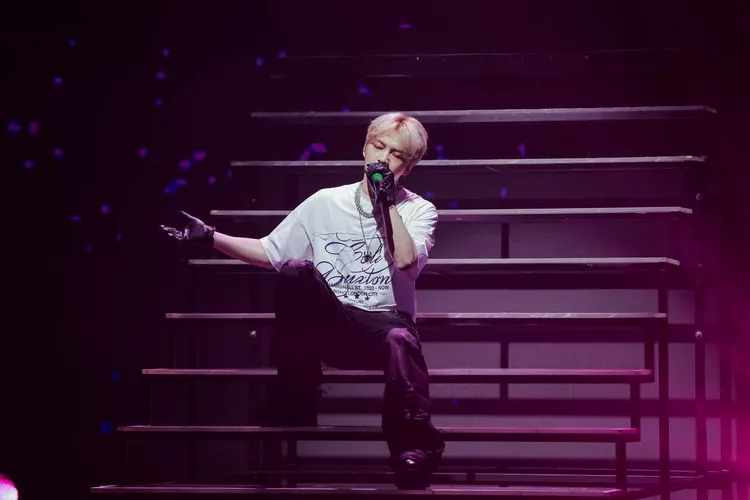 金在中惋惜颱風天，無法出門逛夜市吃美食。SHOWOFFICE提供