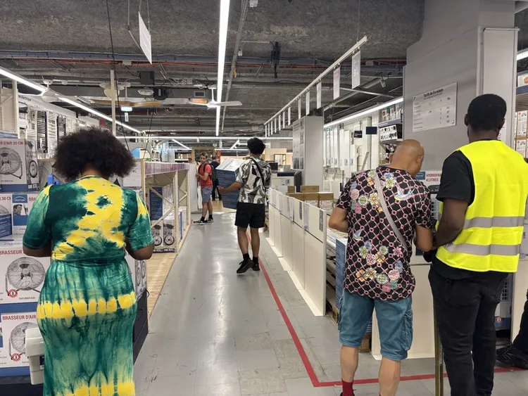 法國向來不喜歡也不習慣冷氣，但面對熱浪越發頻繁，文化也正在改變。受訪者坦言冷氣將是未來趨勢，市中心連鎖家電賣場的移動式冷氣已銷售一空，只剩一般電風扇。中央社