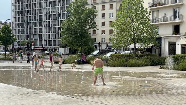 7月初法國出現逾40度高溫，巴黎也出現38度，學校提早放暑假。民眾家裡沒冷氣，不少家長帶孩子的家裡附近的水池玩耍。中央社