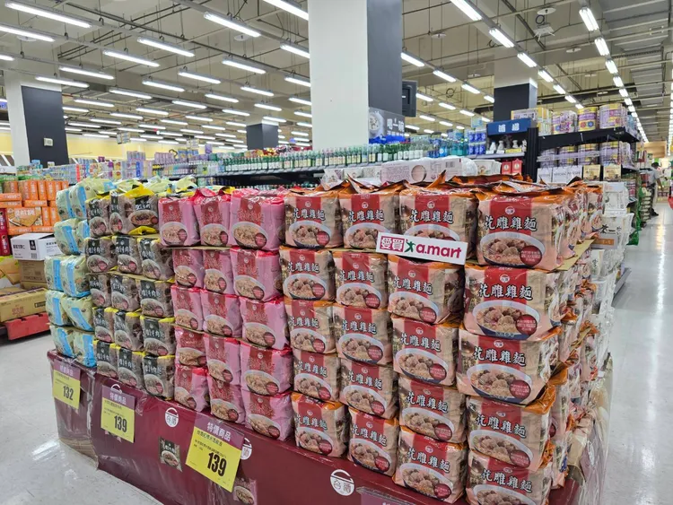 因應颱風期間的居家自煮需求，大幅加強備貨量提升至平時的3倍。愛買提供