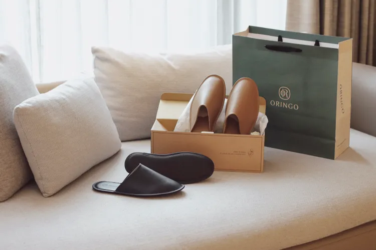 入住「步履風景」專案，指定房型連住兩晚，即贈市價1980元的「蠟感牛皮皮底室內拖鞋禮盒」，用柔軟牛皮延續旅途質感。林果良品提供