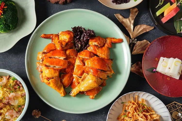 「紅樓蒜香脆皮雞」絕對是桌上焦點。金黃酥皮下鎖住飽滿肉汁，佐以微爆蒜香，外脆內嫩不油膩，總讓爸爸吃得滿意又驚豔。瀚寓酒店提供