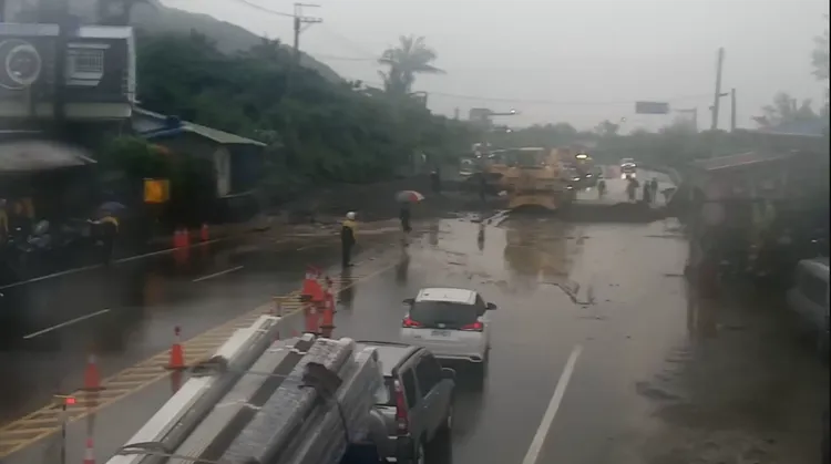 台9線417K+100路段土石泥流災情。公路局提供