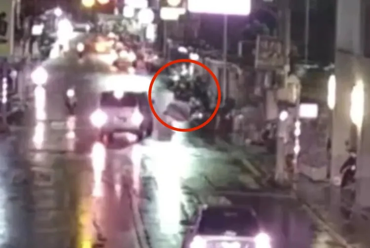 65歲婦人過馬路遭小客貨車撞倒，男駕駛(紅圈處)竟下車查看後棄車往一旁建物物逃逸。翻攝畫面