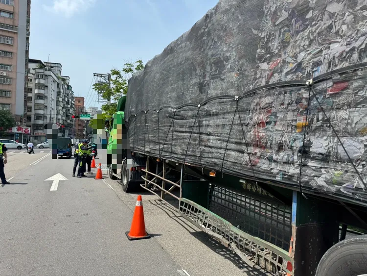 中和警方取締大型車違規。警方提供