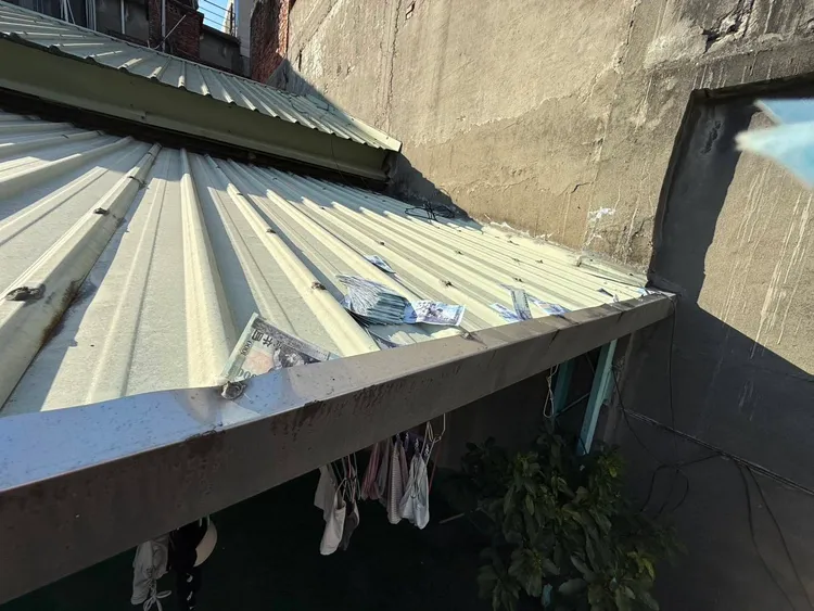 賭客一度將賭資丟到屋頂。桃園警分局提供