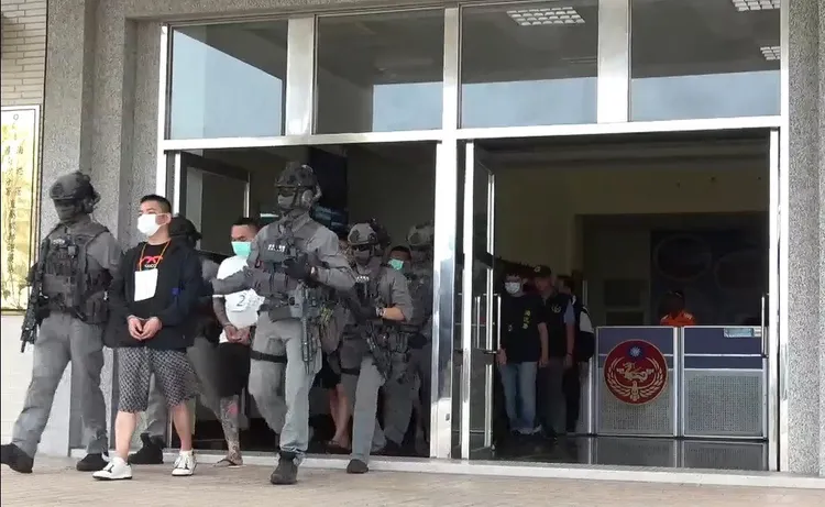 專案小組押解護送「億錩號」漁船之偷渡犯。屏檢提供