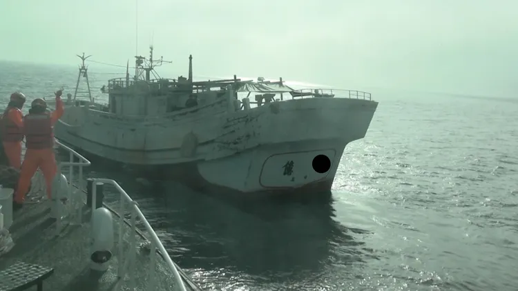 海巡署人員於東港外海137海浬處查獲「億錩號」。屏檢提供