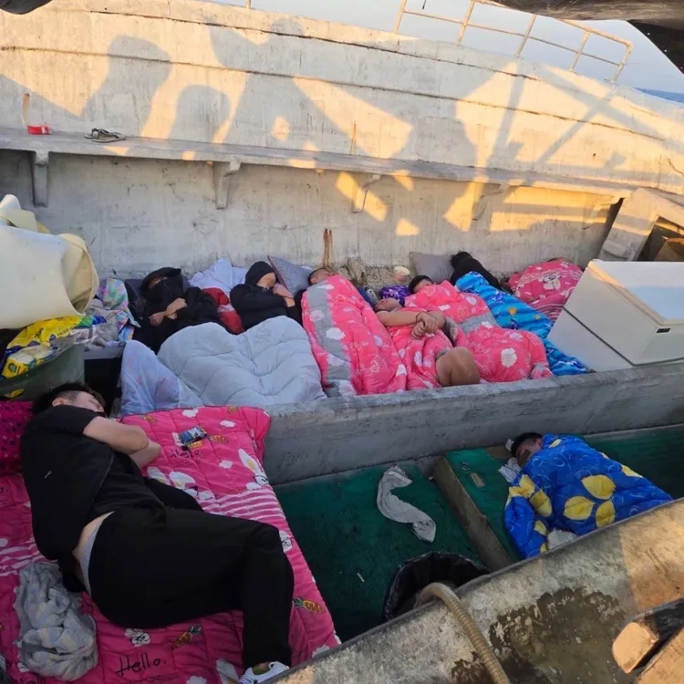 海巡人員發現「億錩號」船上人數與報關人數不符。屏檢提供