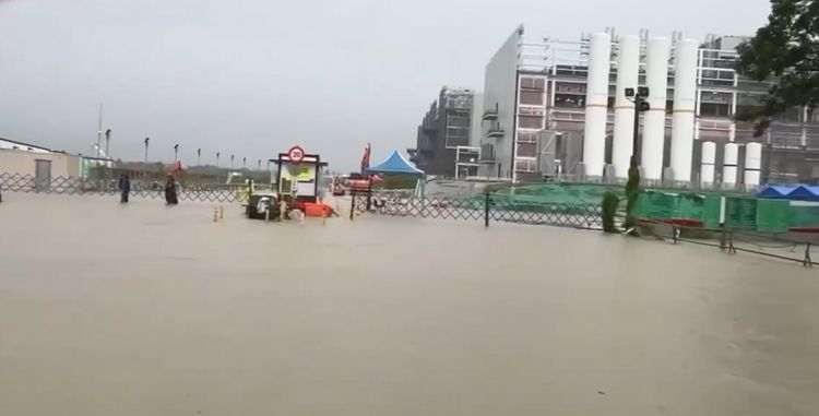 台積電嘉義AP7廠也淹水！工人捲褲管泡水中　公司回應了