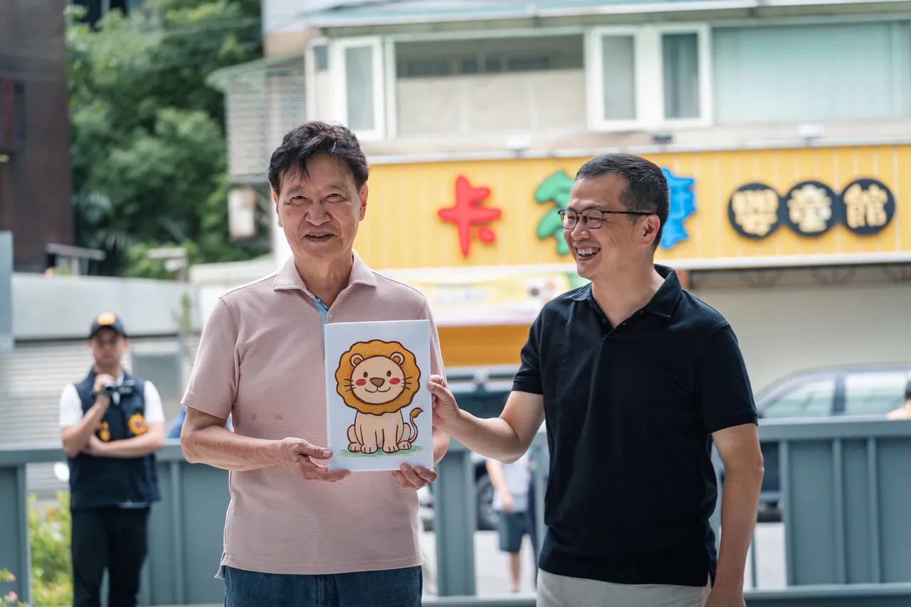 罗智强(左)陪同赵少康(右)投票,致赠他一张狮子图。罗智强立委办公室提供