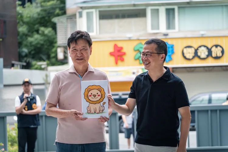 羅智強（左）陪同趙少康（右）投票，致贈他一張獅子圖。羅智強立委辦公室提供