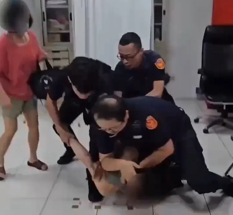 中和董姓男子用頭去塞票匭，還隱匿選票，遭制止後又辱罵警員，當場遭到壓制逮捕。翻攝畫面