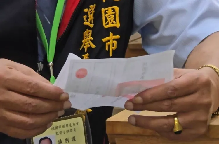 楊梅國中投開票所發生婦人蓋錯票要求更換遭拒而撕票。翻攝畫面