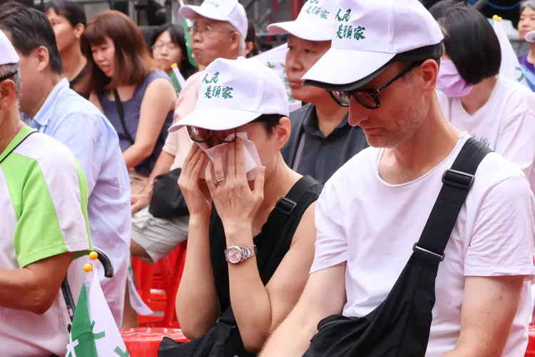 不同意罷免票數領先，民眾在現場難掩失落。記者莊宗達攝