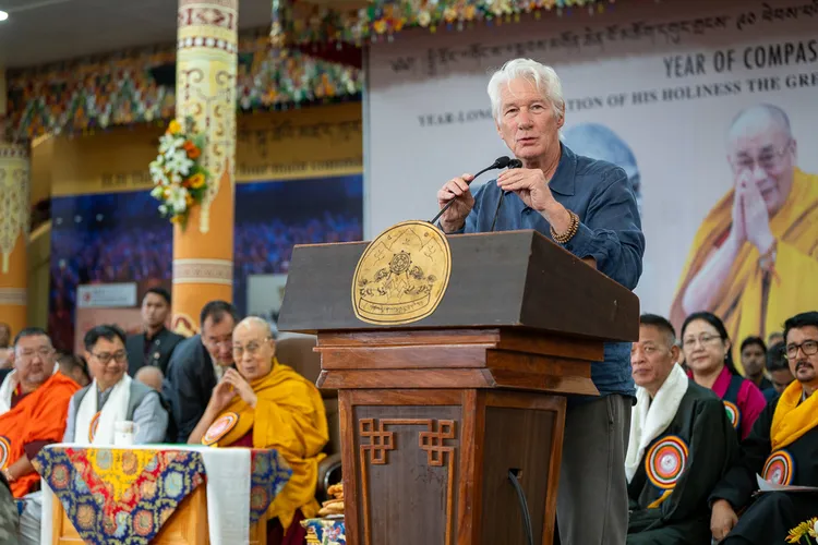 好萊塢男星李察吉爾也到場慶賀。翻攝自達賴喇嘛臉書