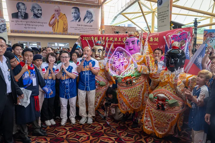 台灣慶生團表演三太子。翻攝自達賴喇嘛臉書