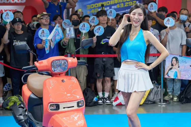 南珉貞於舞台上與觀眾共舞應援舞。業者提供