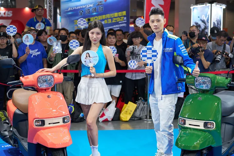 台鈴工業威廉董事當天也特別到場接待南珉貞，並與多款展車合影留念，展現 SUZUKI 積極擁抱年輕市場、勇於跨界合作的開放心態。業者提供