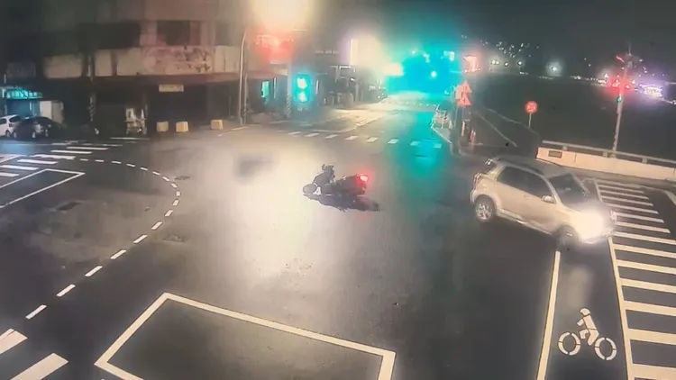 陳男撞上後當場倒地不起。民眾提供