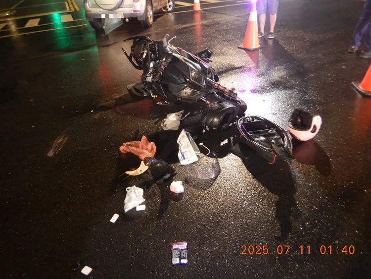 陳男機車嚴重受損。民眾提供