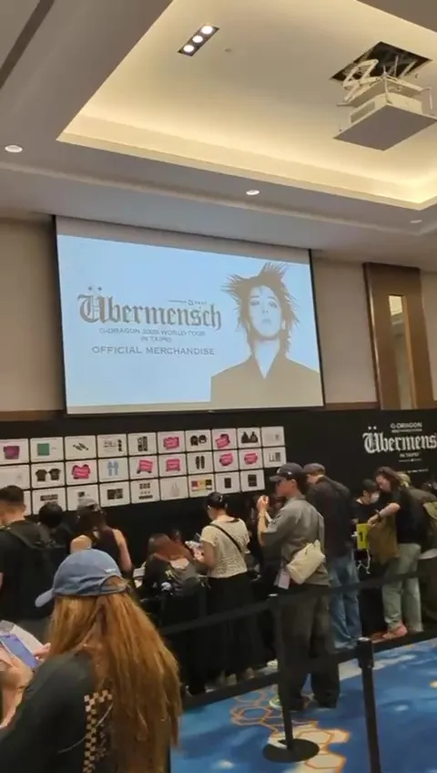 GD演唱會周邊排隊人潮不斷，有粉絲排了近5小時拿到755號。讀者提供