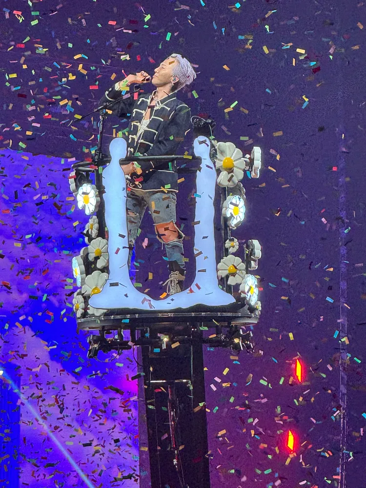 GD舞台設計別出心裁，搭上雲梯車與2、3樓粉絲互動。讀者提供