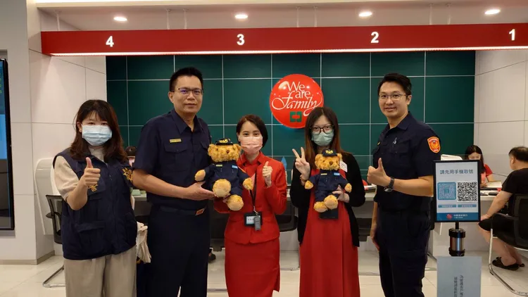 土城警方前往轄內組詐有功的金融機構，由分局長陳建龍親頒「土城警察熊」致敬。警方提供