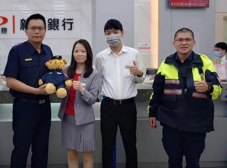 土城警方前往轄內組詐有功的金融機構，由分局長陳建龍親頒「土城警察熊」致敬。警方提供