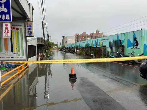豪大雨狂襲!嘉義縣多處淹水緊急停班課 阿里山林鐵預警停駛3天