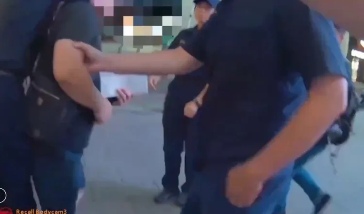 警員拉住黑衣人當場逮捕。翻攝畫面