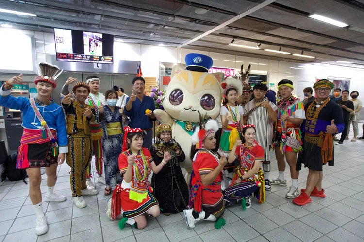 大蜜柑前往同在今日高捷左營站開幕設櫃的「樋口飯糰」，為其加油打氣。高捷提供