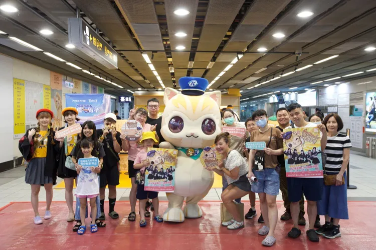 高捷6日在左營站蜜柑站長專賣店前，發表蜜柑站長專屬主題曲。高捷提供