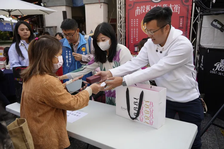 張嘉哲假日跑活動都會帶著妻子黃佳鈴。翻攝張嘉哲臉書