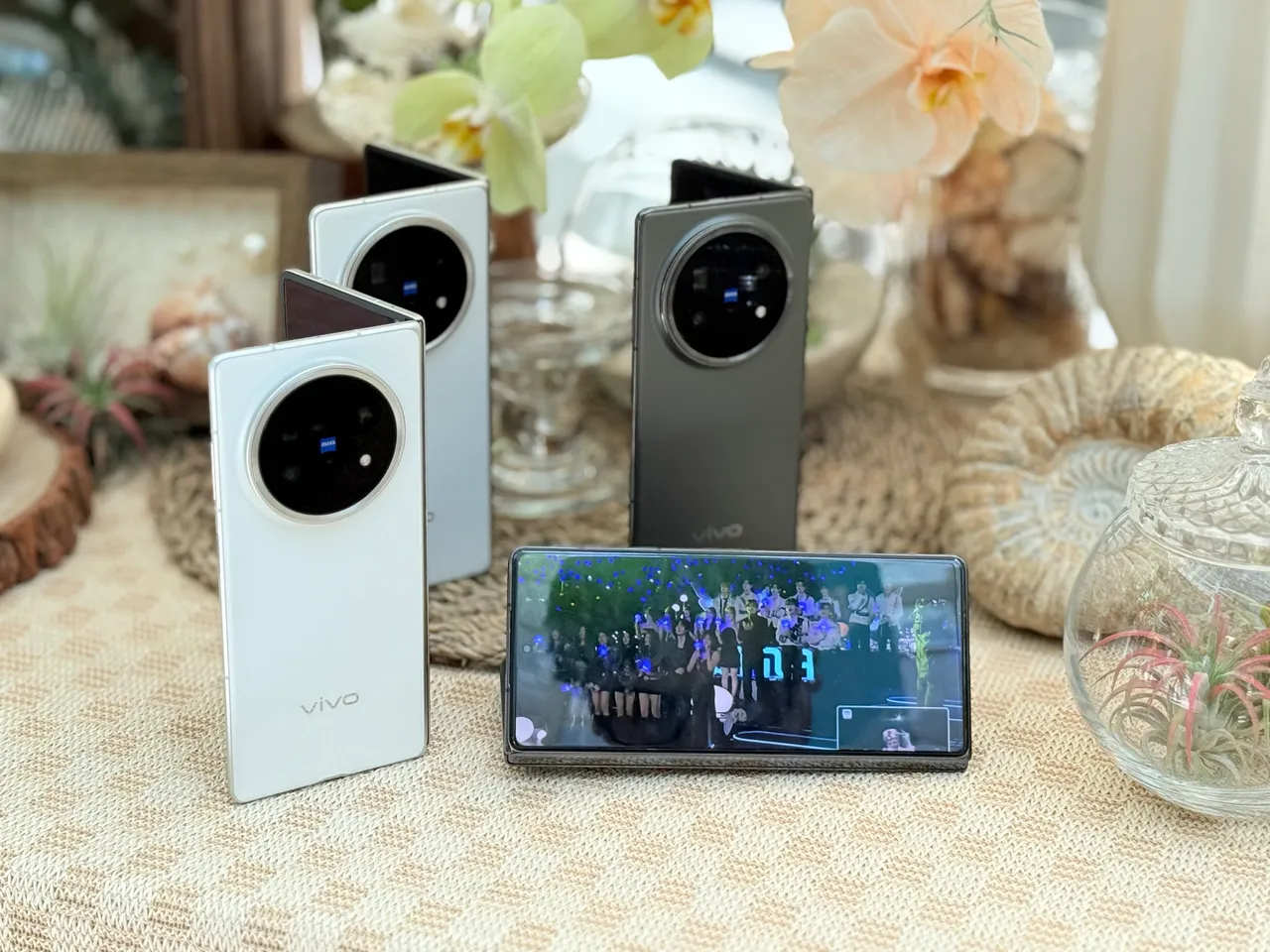 vivo X Fold 5共有黑、白两色。赵筱文摄