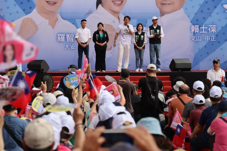台灣民眾黨主席黃國昌，5日率領民眾黨台北市議會黨團，出席國民黨反罷免活動。李俊毅攝